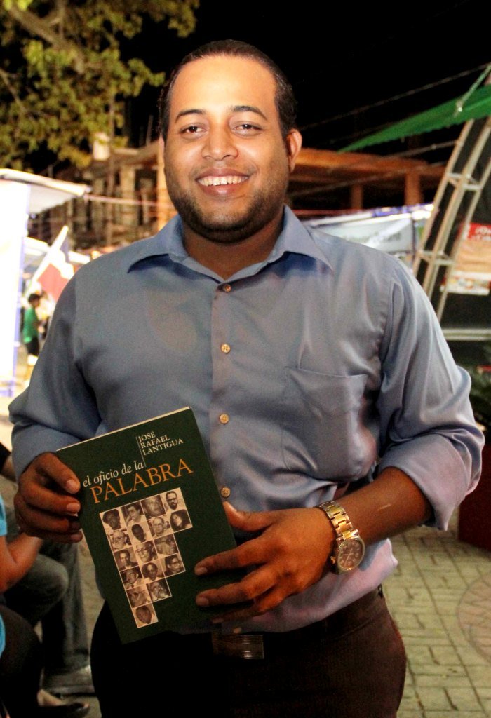 José Manuel de los Santos en Compra de Libros en la Feria Regional Espaillat 2012